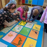dzieci dekorują tablice 7.jpeg