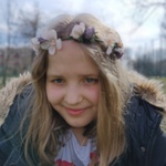 dziewczynka w wianku z kwiatów.jpg