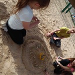 dzieci budują budowle z piasku.jpeg
