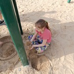 dziewczynka podczas budownia z piasku.jpeg