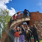 Uczniowie wchodzący po schodach na ruiny muru..jpg