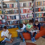 Chłopcy czytaja książki.jpg