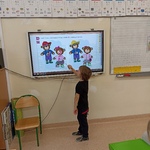 Chłopiec wskazuje różnice w wygladzie misiów na ekranie dotykowym.jpg