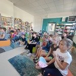 Dzieci uczestniczą w zajęciach wbibliotece szkolnej.jpg