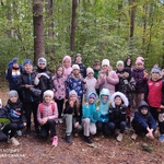 Grupa chłopców i dziewczynek pozuje do zdjęcia na tle jesiennego lasu..jpg