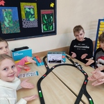 Grupa dzieci prezentuje efekty swojej pracy z zestawem Intelino Smart Train.jpg