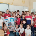 Grupa dzieci prezentuje plakat o wybranym państwie europejskim..jpg