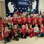 Grupa dzieci w czerwonych strojach pozuje do zdjęcia z okazji Mikołajek..jpg
