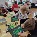 Grupa dzieci  wykonuje pracę podczas jesiennych warsztatów plastycznych..jpg