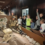 Grupa dzieci zwiedza Muzeum Wojska Polskiego..jpg