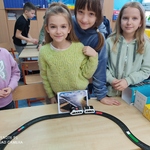 Grupa dziewczynek programuje z zestawem Intelino Smart Train..jpg