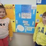 Dwie dziewczynki prezentują efekt swojej pracy.