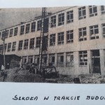 Zdjęcie archiwalne szkoła w trakcie budowy.jpg